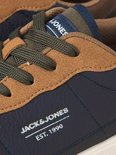 Close-up van de donkerblauwe Jack & Jones sneaker met bruine en grijze accenten en veters.