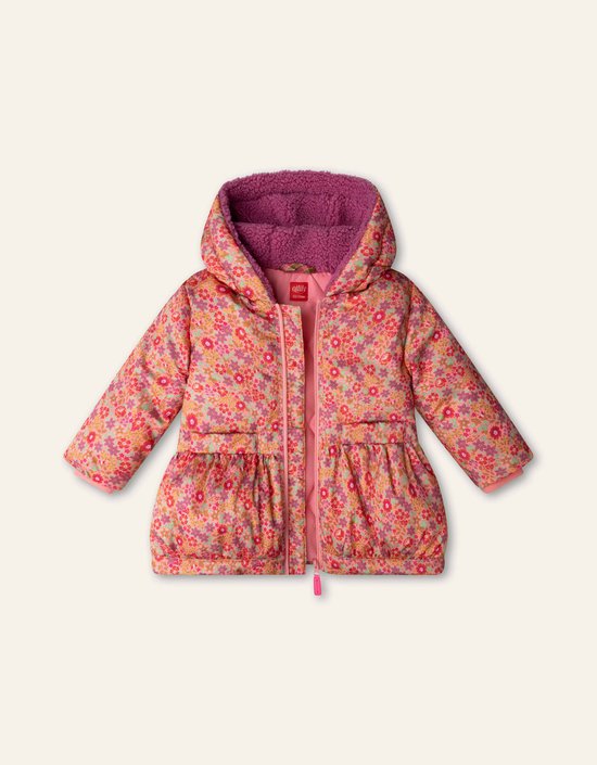 Roze Oilily jas met bloemenprint, paarse teddyvoering in de capuchon en een geplooide taille.