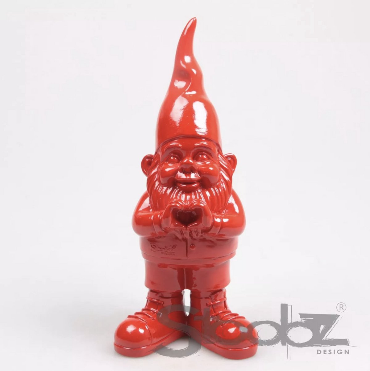 Stoobz kabouter met hart rood 30 cm – decoratief kabouterbeeld – tuinbeeld – kleurrijke tuindecoratie