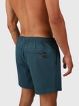 Vue arrière d'un homme en short de bain bleu-vert avec une poche zippée et une étiquette logo.