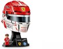 Rode helm met witte accenten, schaalmodel op standaard, met miniatuurfiguur.