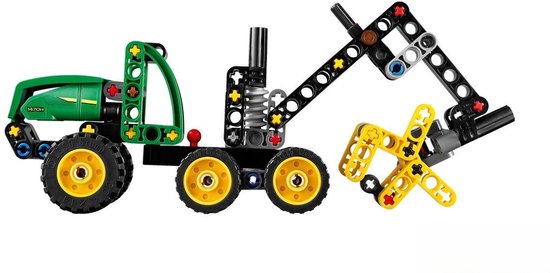 Groene LEGO Technic John Deere harvester met werkende grijper, losse houtblokken en grote achterwielen.