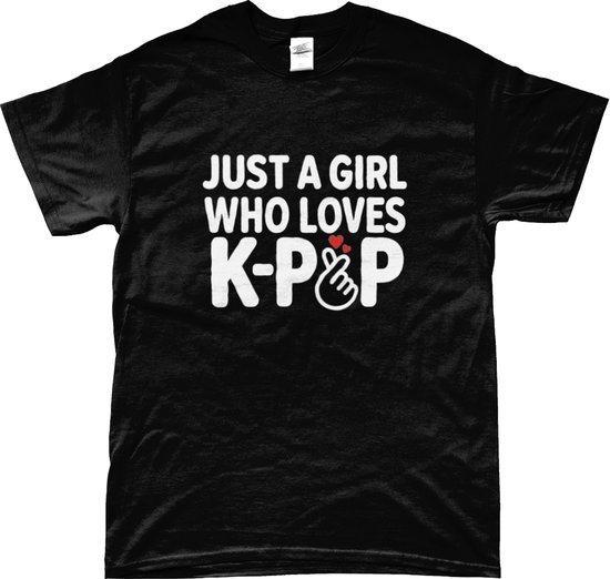 Zwart t-shirt met de tekst "JUST A GIRL WHO LOVES K-POP" en een rode hartje en vingerhartje.