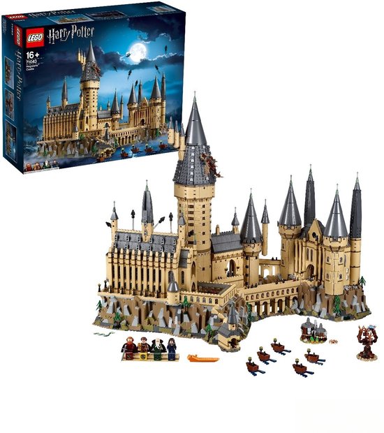 LEGO Kasteel Zweinstein met dozen, boten en LEGO Harry Potter personages.