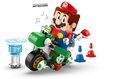 Mario op een groene kart met blauwe Yoshi-elementen, omringd door pionnen en een vraagteken-blok.