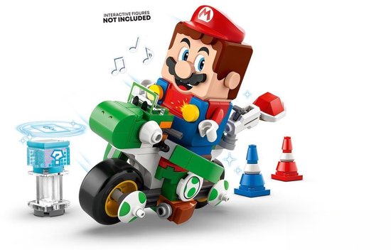 Mario op een groene kart met blauwe Yoshi-elementen, omringd door pionnen en een vraagteken-blok.