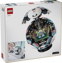 LEGO voetbaldoos die opengaat en een mini-stadion onthult. De doos toont een LEGO voetbal en een mini-stadion binnenin.