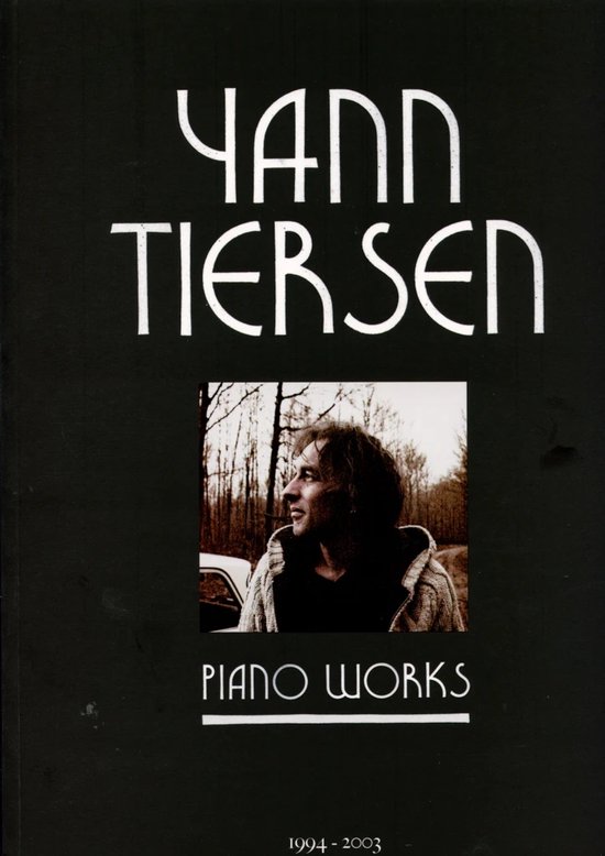 Pochette d'album Yann Tiersen Piano Works 1994-2003 avec photo de Yann Tiersen en extérieur, dans un paysage boisé.