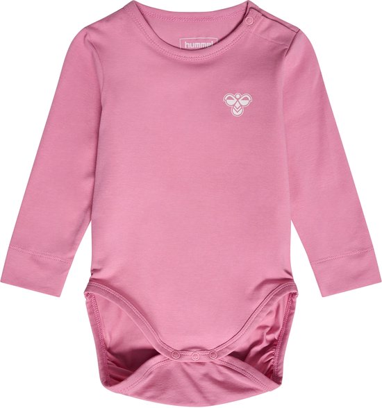Roze romper met lange mouwen van Hummel met bijenlogo op de borst.