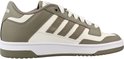 Zijaanzicht van een lage sneaker in off-white met taupe Adidas strepen, veters en witte zool.
