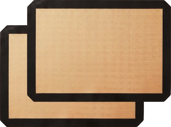 Twee beige siliconen bakmatten met zwarte rand, op elkaar gelegd.