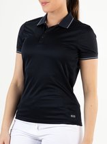 Vrouw met witte capri broek en donkerblauwe gestreepte poloshirt met witte kraagbies.