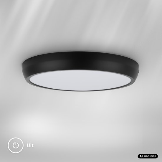Zwarte, ronde LED plafondlamp met een plat design, op een lichte achtergrond.