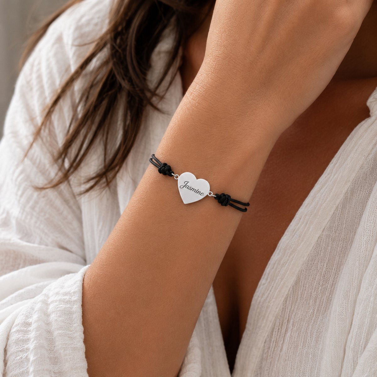 Engravia by Derya – Gepersonaliseerde Hart Armband – Gegraveerd RVS – Naam of Datum Gravure – Verstelbaar Koord 3 cm – Zwart/Zilver – Persoonlijk Cadeau voor Haar