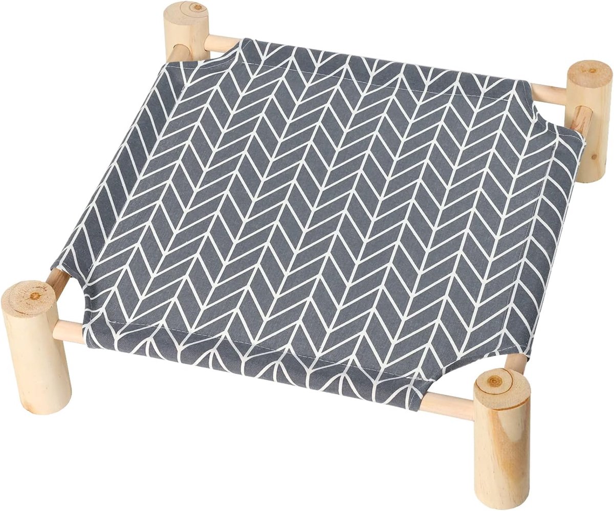 Verhoogd en ademend houten dierenbed – geschikt voor katten - kleine honden en konijnen – koel en comfortabel in de zomer – geschikt voor zowel binnen als buiten – grijs pijldesign