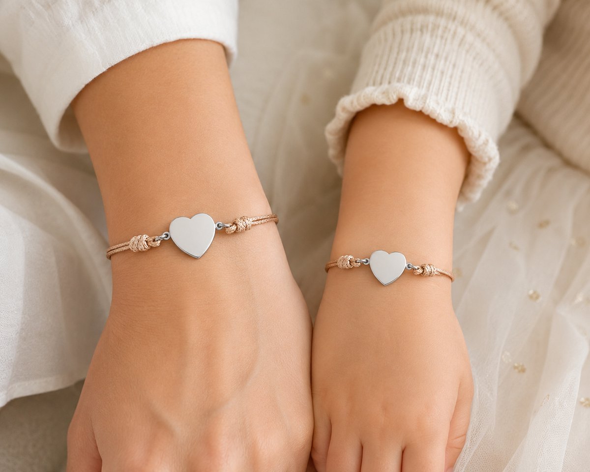 Engravia by Derya – Set van 2 Hart Armbanden – RVS – Verstelbare Minimalistische Koordarmband – 30 mm Zilverkleur/Beige – Vriendschap & Koppel Cadeau