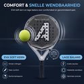 Zwarte padelracket met een zilverkleurig frame en de witte letter A. Met een gele padelbal ernaast. Tekst: EVA SOFT KERN, LAGE BALANS.