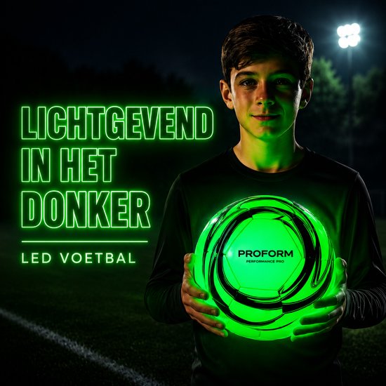 Jongen houdt een oplichtende groene voetbal met 'PROFORM PERFORMANCE PRO' erop vast.