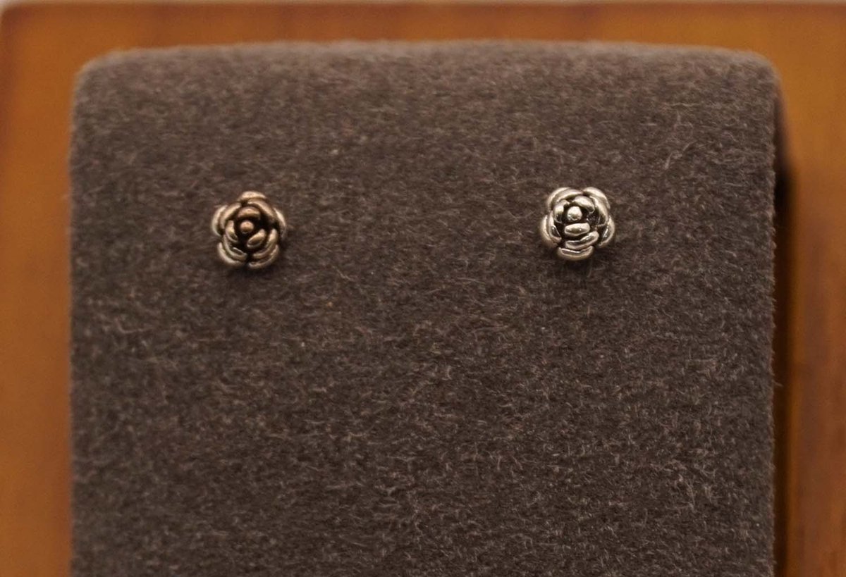 Sterling zilveren oorknopjes bloem - kleine oorbellen bloem gemaakt van 925 zilver - fijn oorknoppen van een bloem - fleurige zilveren oorbellen - bloemen zilveren oorbellen - bloempjes oorknopjes - kleine dames oorbellen