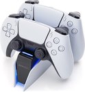 Zwart laadstation met blauwe LED-verlichting, met twee witte PS5 controllers.