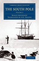 De omslag van 'The South Pole Volume 2' van Roald Amundsen. Een zeilschip ligt in het ijs, met een man en zeehonden op de voorgrond.