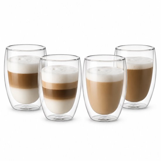 Quatre verres double paroi avec des couches de café, cappuccino et latte macchiato.