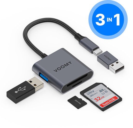 Lecteur de carte Voomy 3-en-1 en aluminium gris sidéral avec carte SD, carte micro SD et adaptateur USB-A vers USB-C.