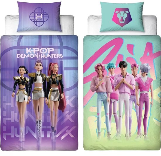 Dubbelzijdig dekbedovertrek met aan de ene kant K-pop Demon Hunters met drie poppen en aan de andere kant een groep met vijf jongens.