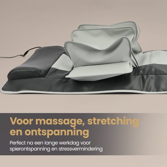 Zwarte en grijze massagemat met opstaande kussens voor massage, stretching en ontspanning.