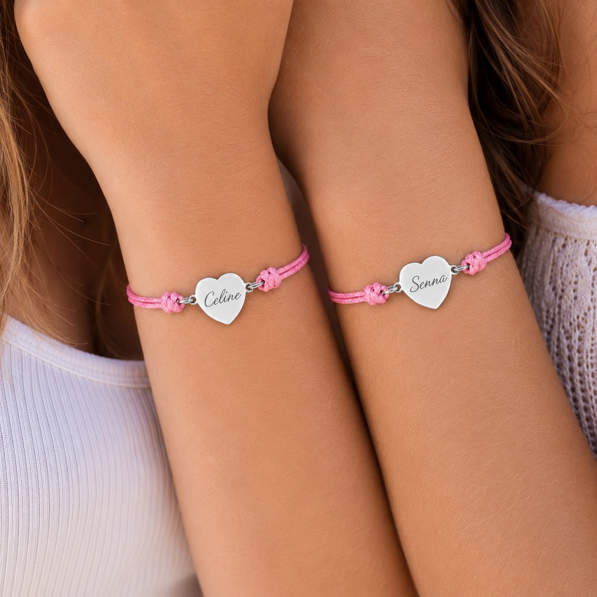 Engravia by Derya – Gepersonaliseerde Vriendschapsarmband Set 2 Stuks – Gegraveerd RVS – Verstelbaar Koord 3 cm – Naam of Datum Gravure – Babyroze/Zilver – Cadeau voor Beste Vriendinnen, Zussen of Koppel