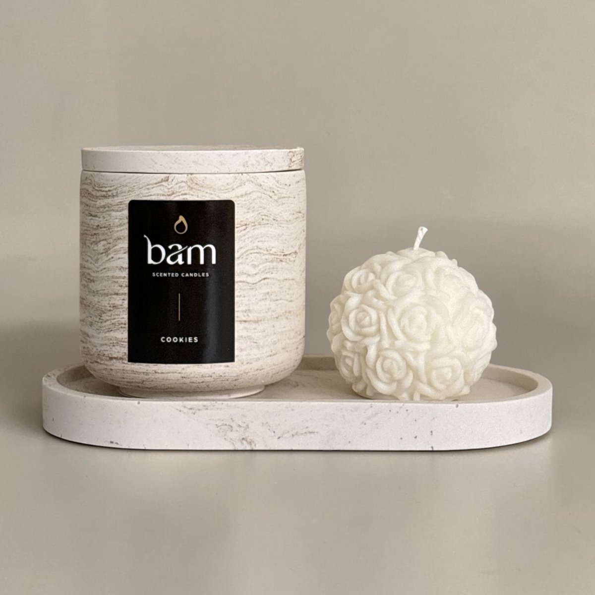 BAM Kaarsen Cookies Geschenkset – Geurkaars – Handgemaakte Rozenkaars en Goud Gemarmerde Ovale Schaal