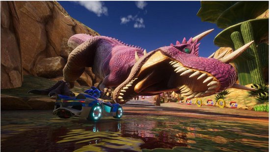 Een roze dinosaurus met open bek jaagt op een blauwe en witte raceauto op een woestijnachtig circuit.