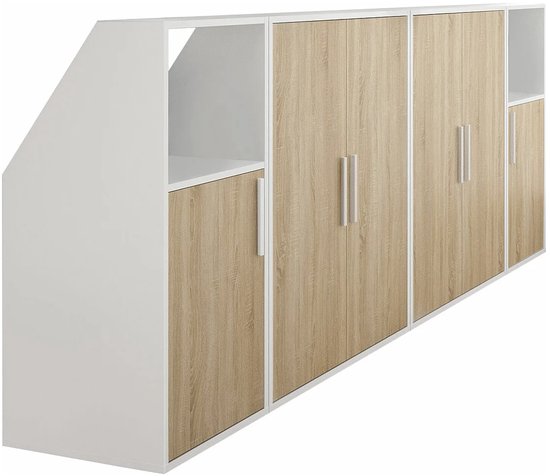 Witte kast met naturel houten deuren en nis, schuine zijkant links.