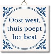 Wit Delfts blauw tegel met de tekst 'Oost west, thuis poept het best'.