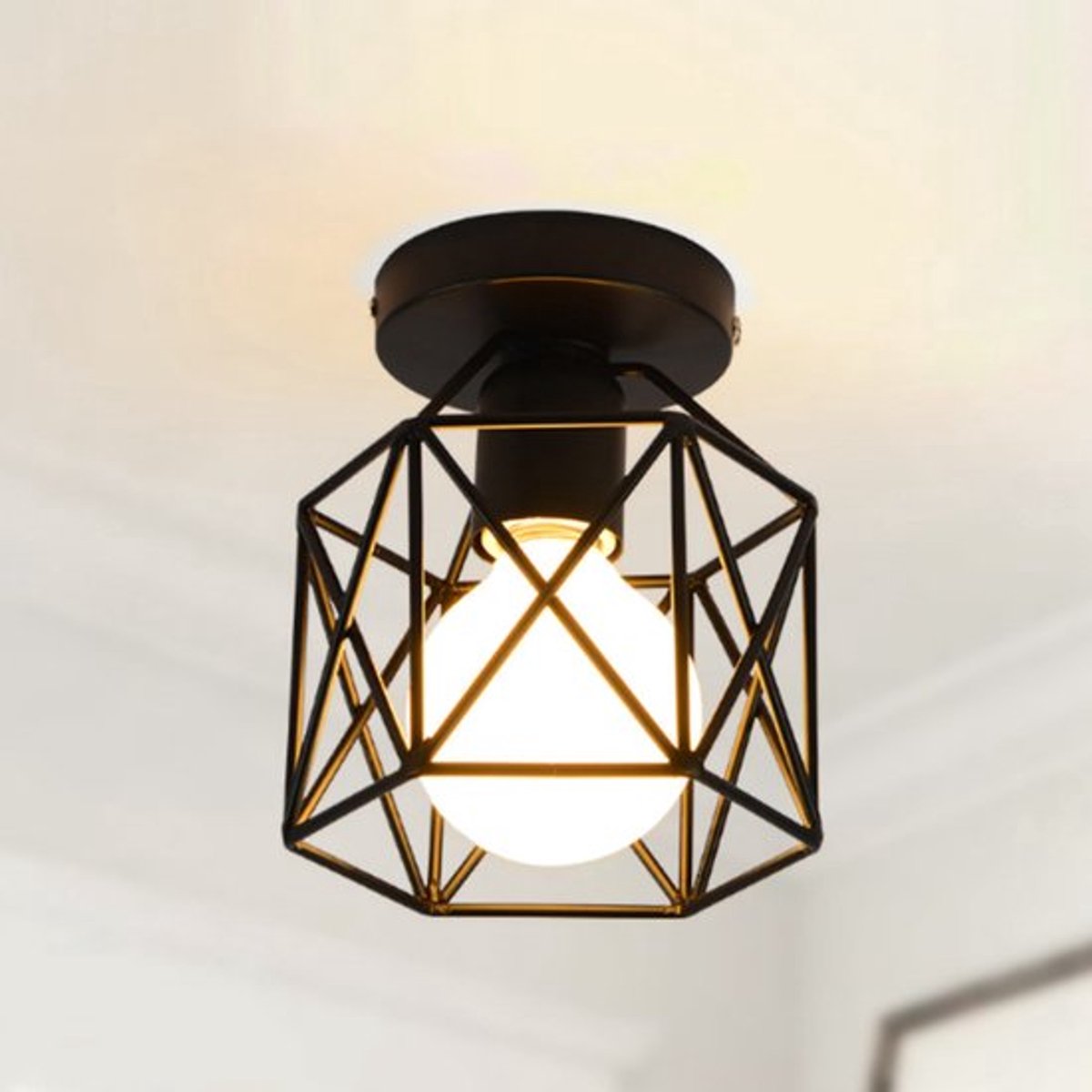 Een creatieve LED-plafondlamp in retrostijl voor de hal van een restaurant, met één kop, in het zwart.