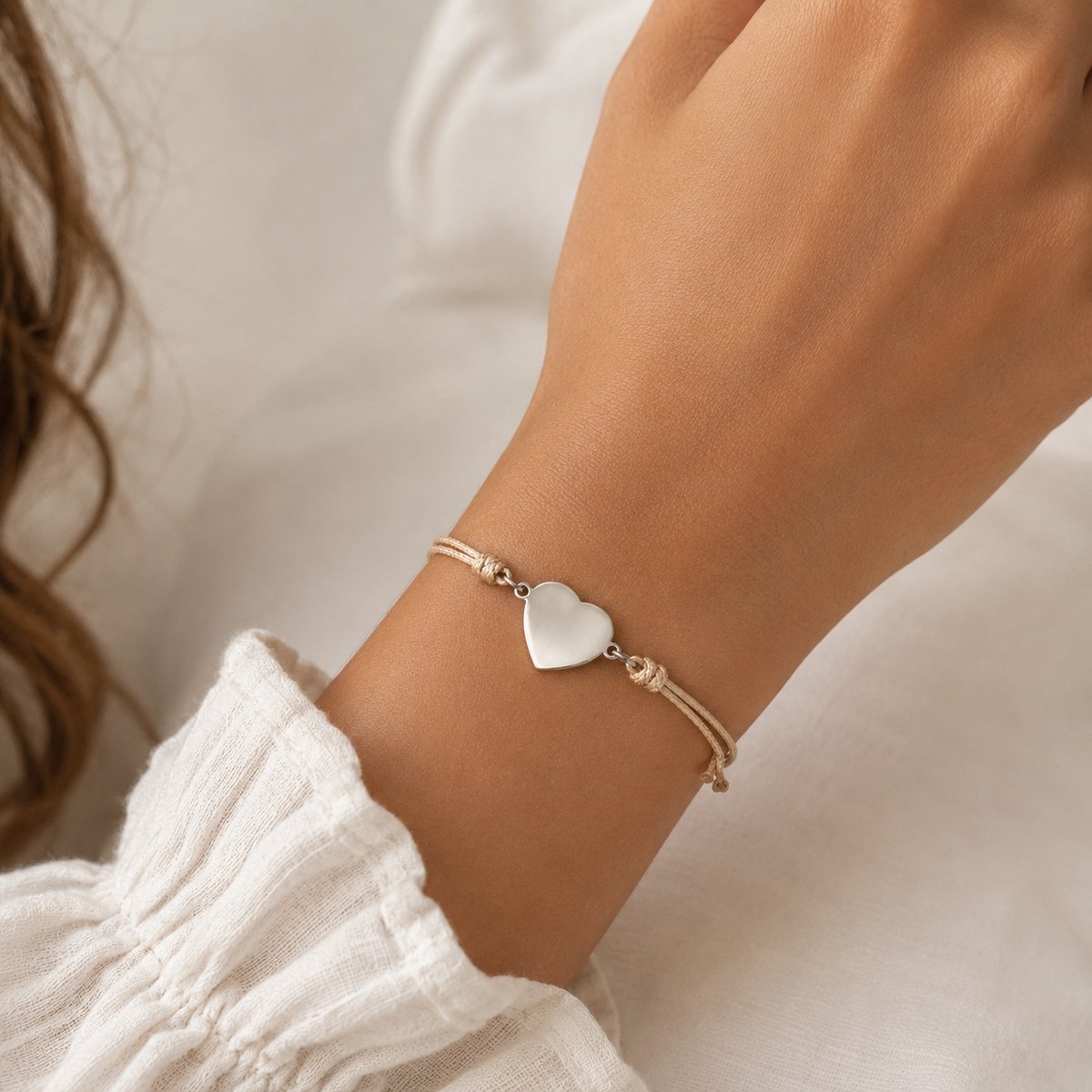 Engravia by Derya – Hart Armband – RVS – Verstelbare Minimalistische Koordarmband – 30 mm Hart Zilverkleur/Beige – Cadeau voor Haar