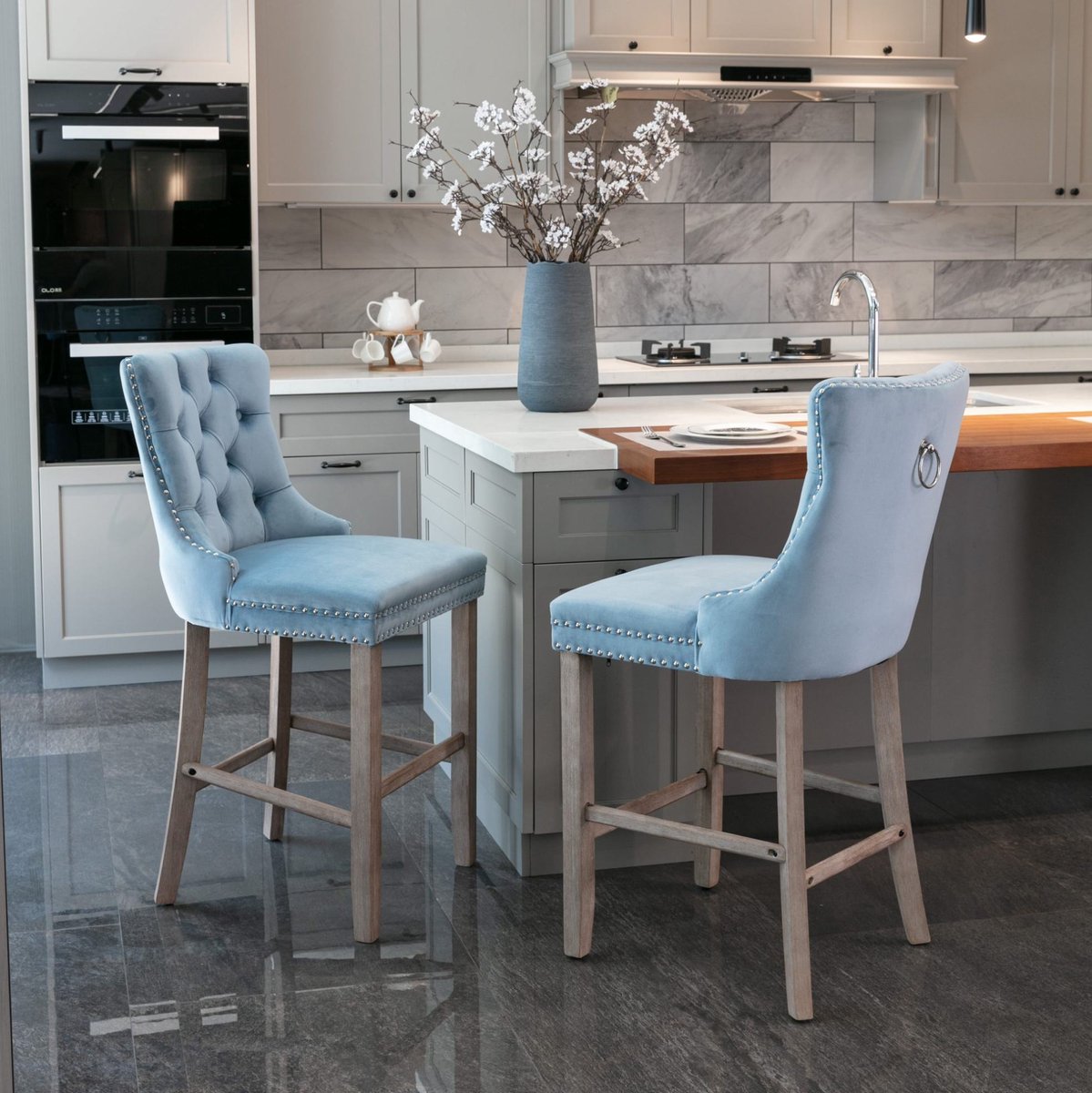 MEUNIQ barstools set van 2 in lichtblauw velvet met hoge rugleuning, knopenstructuur, metalen klinknagelrand en houten poten voor eetkamer of keukenbar Light Blue