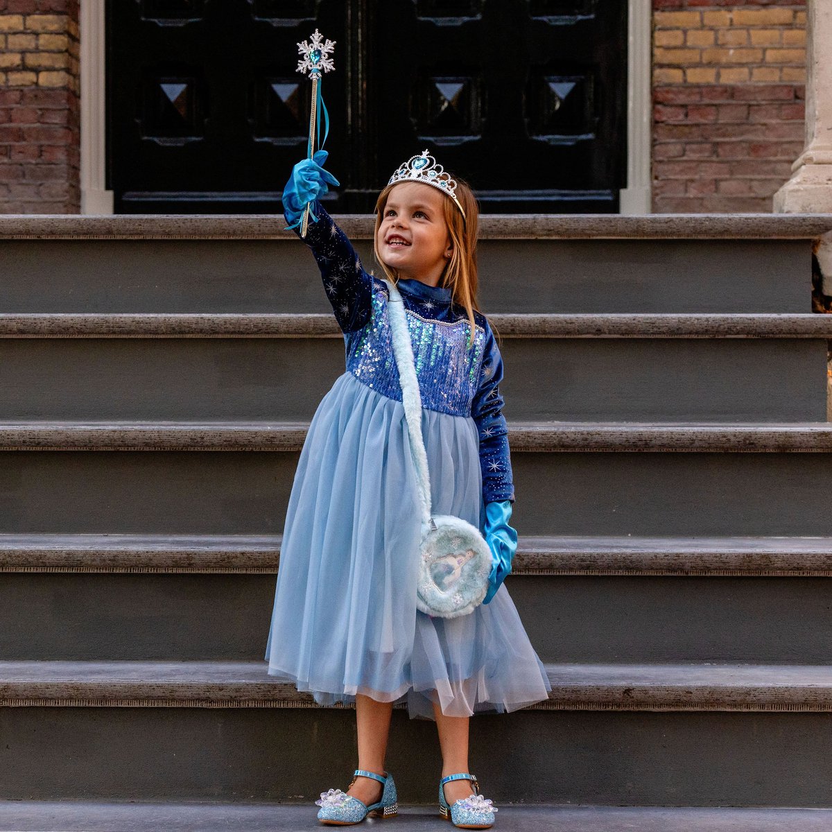 Frozen Elsa Prinsessenjurk – Inclusief Kroon, Toverstaf, Handschoenen en Juwelen – Maat 92/98 — afbeelding 4