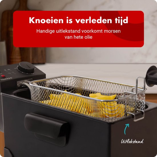 Zwarte friteuse met handige uitlekstand voor het mandje, vol goudgele frietjes. Voorkomt morsen van hete olie.