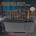 Zwarte wekker met projectie, 9 cm hoog, 15 cm breed. Knoppen voor alarm, projectie, radio, snooze/dimmen.