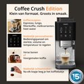 Grijze Krups volautomatische espressomachine met drie glazen mokken koffie en thee, met tekst "Koffie Crush Edition".