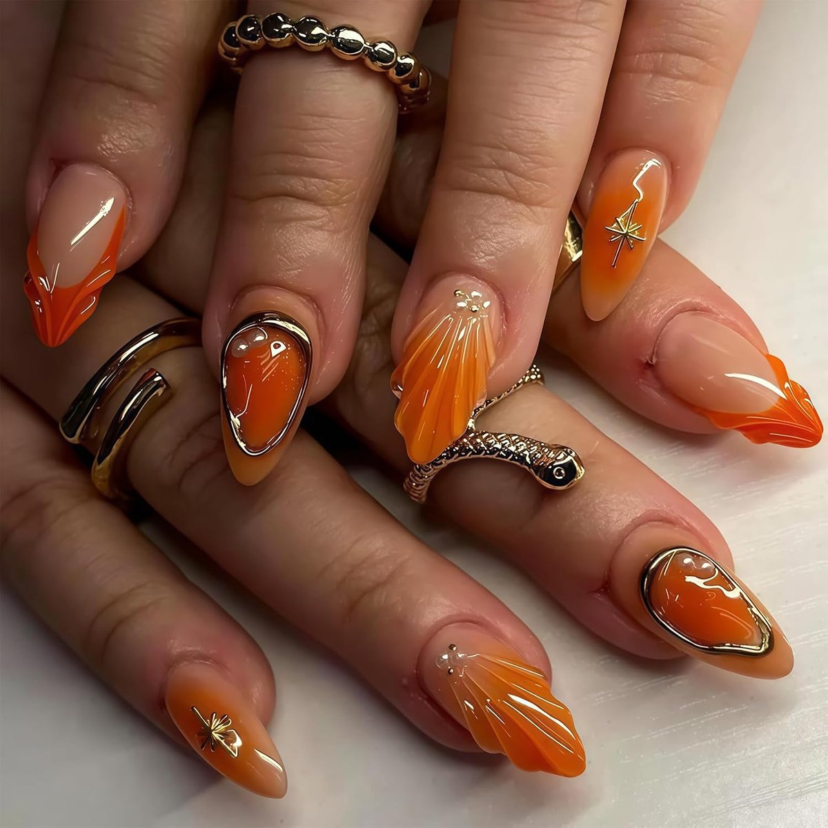 On Nails, 24 stuks oranje press on nagels & korte amandelvormige nepnagels, 3D ontwerp acryl nagels voor vrouwen, natuurlijke clip-on nagelkunst