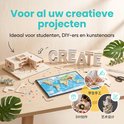 Houten tafel met miniatuurhuisjes, een wereldkaart, groene planten en het woord 'CREATE' in hoofdletters.