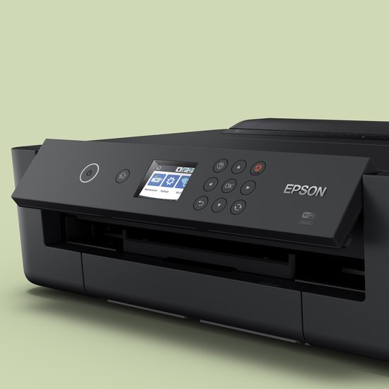 Close-up van het bedieningspaneel van een zwarte Epson printer met LCD-scherm.