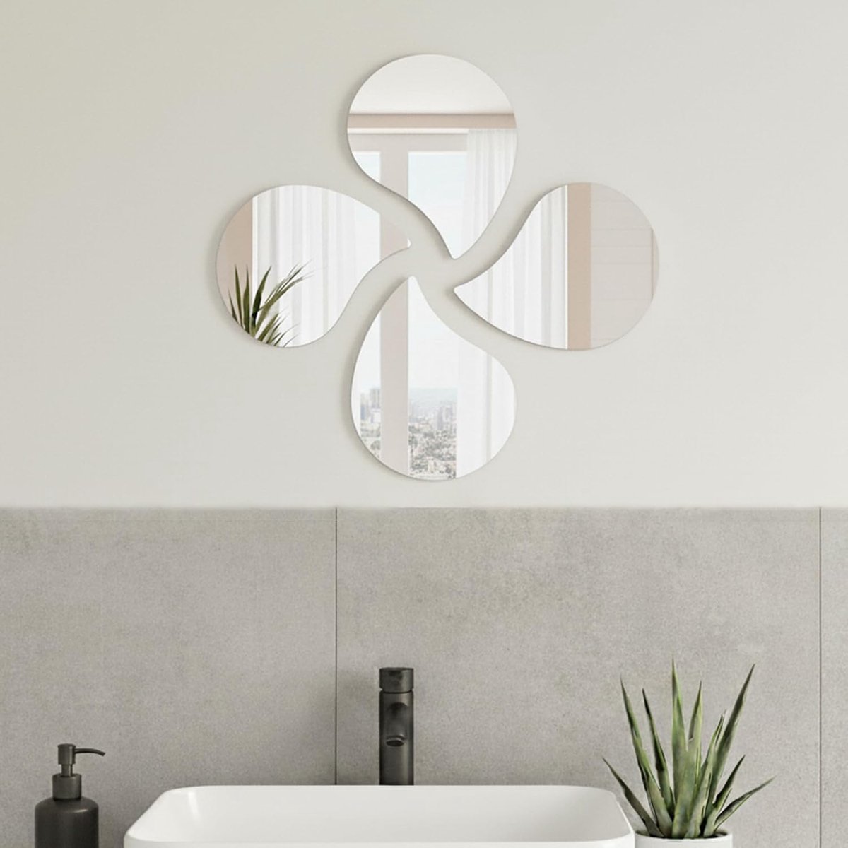 854399 Kleine decoratieve muur zelfklevende vormige spiegels - set van 4, zilver