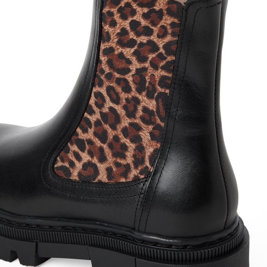 Detail van de luipaardprint inzet van een zwarte leren Chelsea boot.