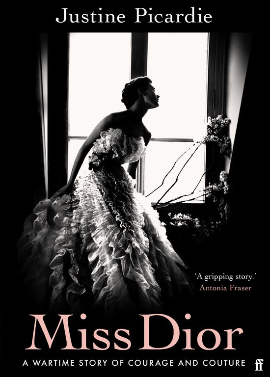 Couverture du livre 'Miss Dior' avec une femme dans une robe spectaculaire près d'une fenêtre. Justine Picardie. A WARTIME STORY OF COURAGE AND COUTURE.