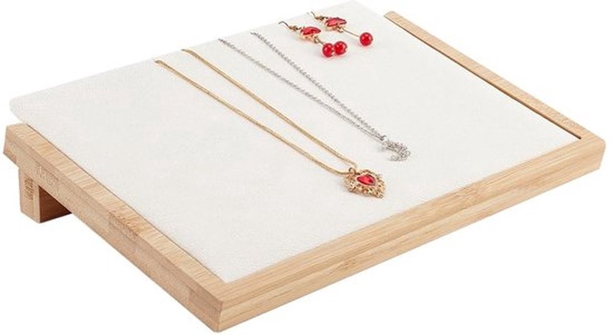 Houten sieradendisplay met fluwelen lade en schuine achterkant, ideaal voor het overzichtelijk presenteren en organiseren van kettingen, ringen, oorbellen en armbanden in een zachte cornsilk kleur