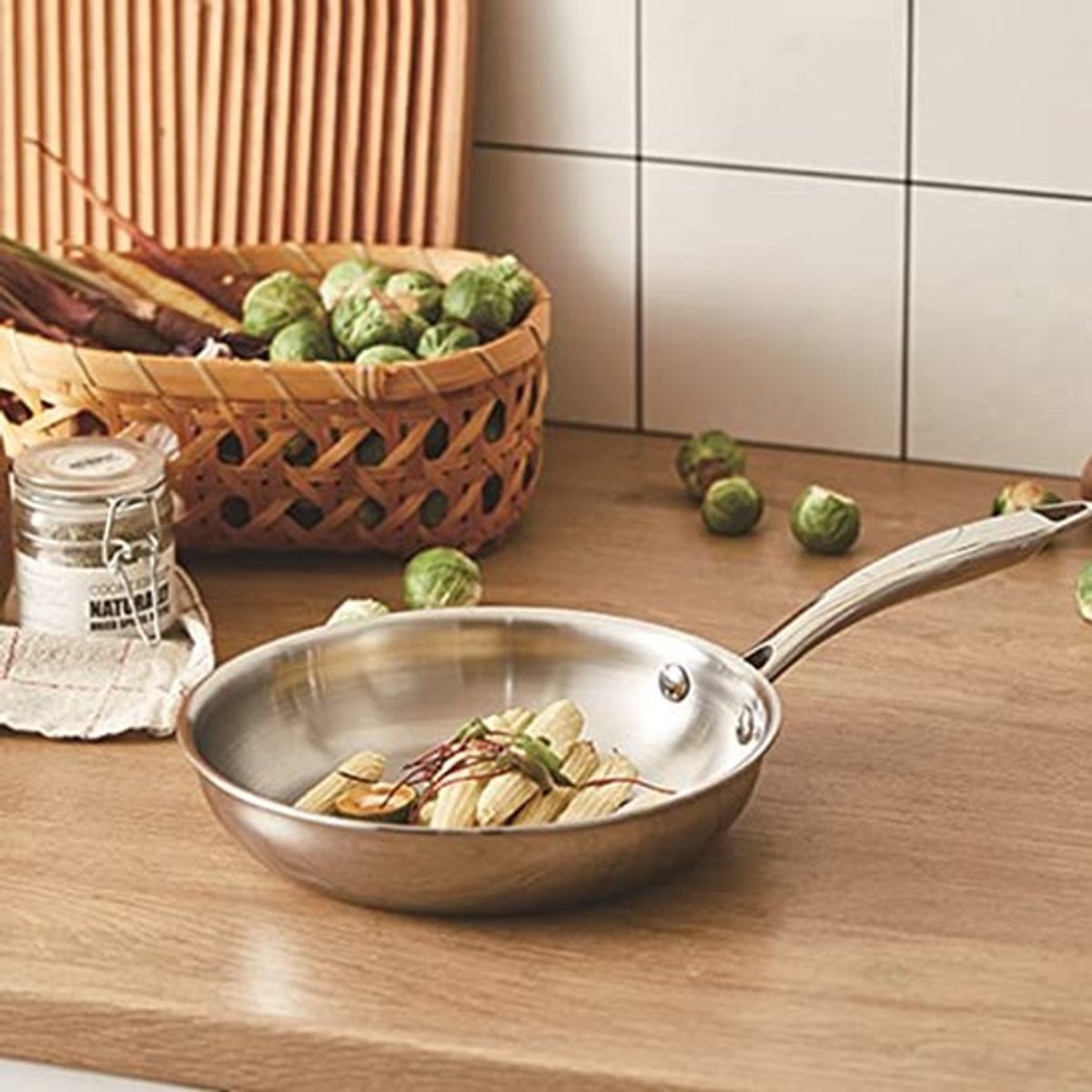 Ergonomische roestvrijstalen pan 3-laags pan gemaakt van ongecoate verdikte roestvrijstalen voor koken 28 cm