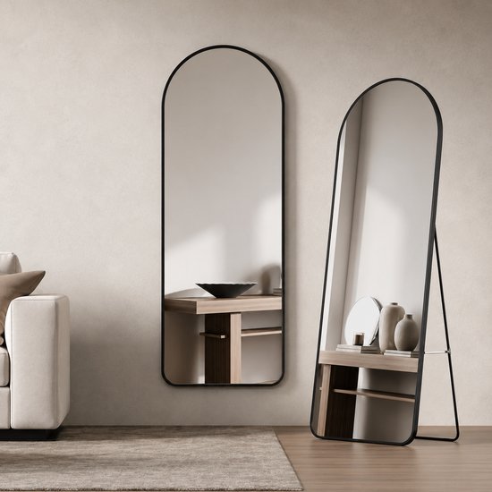 Deux miroirs arqués à bordure noire dans un salon moderne.